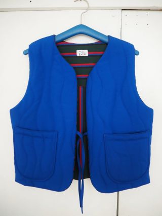 První várku vest už najdete na eshopu nebo fleru Studio Šilo. Kupovat můžete i přes zprávy. Jsou hravý, každá je originál...