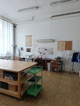 Dílna. ° Stůl byl poslední dílek skládačky a teď už nic nebrání, pustit se do všech nápadů naplno! Děkuji všem, co mi...